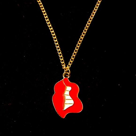 Red lip Gold plated charm necklace. - Picture 1 of 3